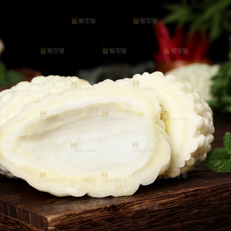 深底上摆放着苹果苦瓜