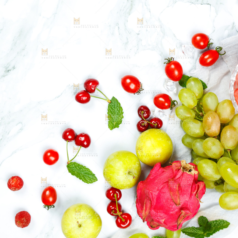 浅底上摆放着水果混合