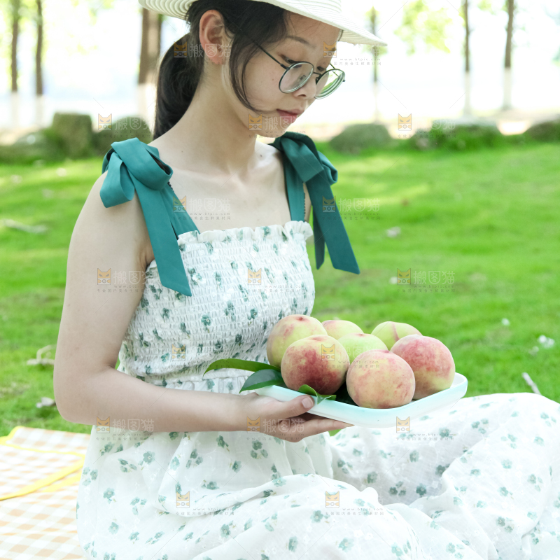 女孩正在看书