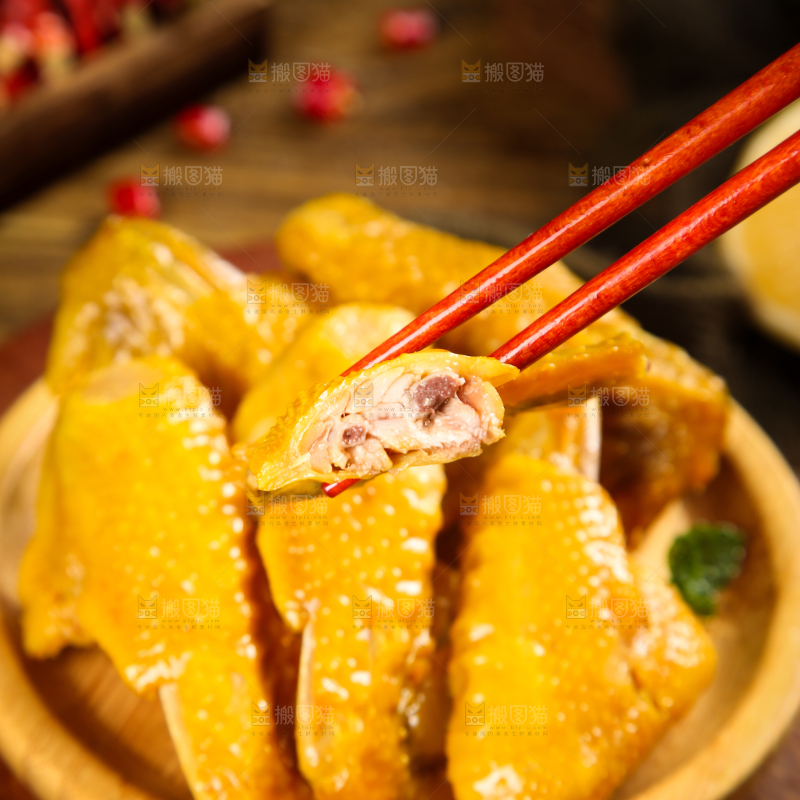 盘子里装着盐焗鸡翅