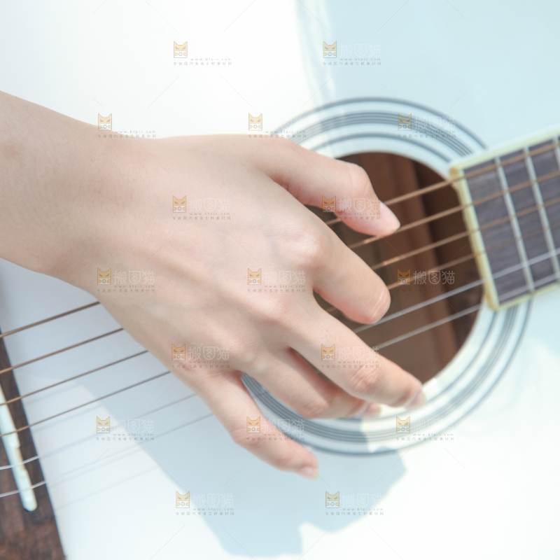 女孩正在弹吉他