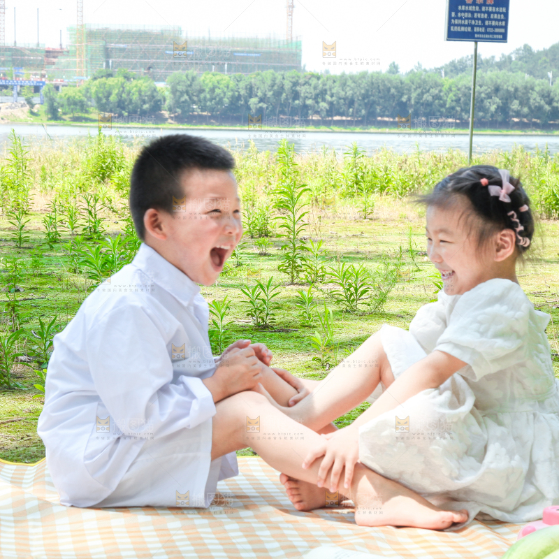小孩子正在游玩