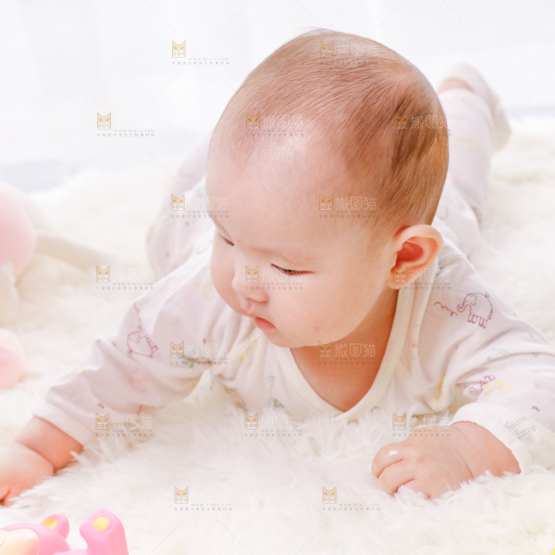 毛毯上躺着一名婴儿