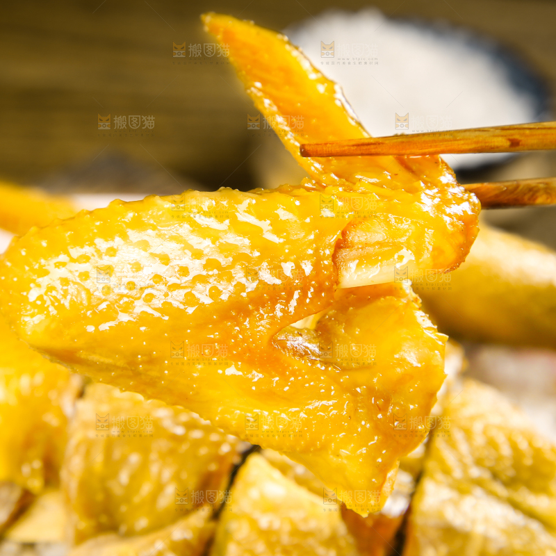 盘子里装着盐焗鸡