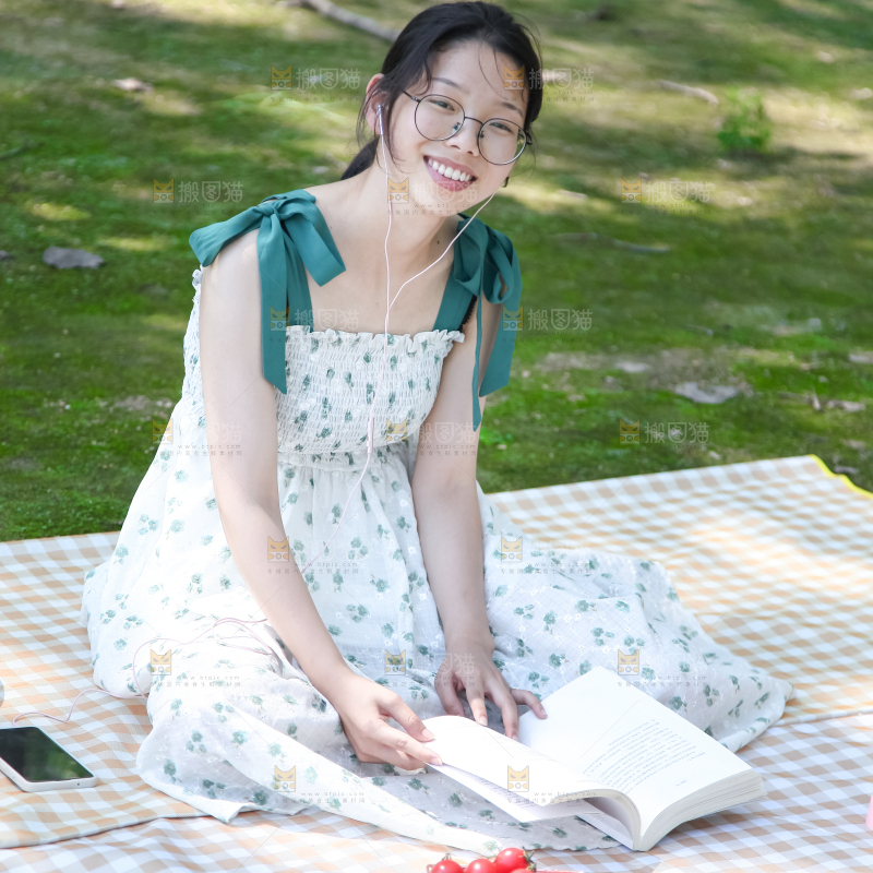 女孩子正在看书