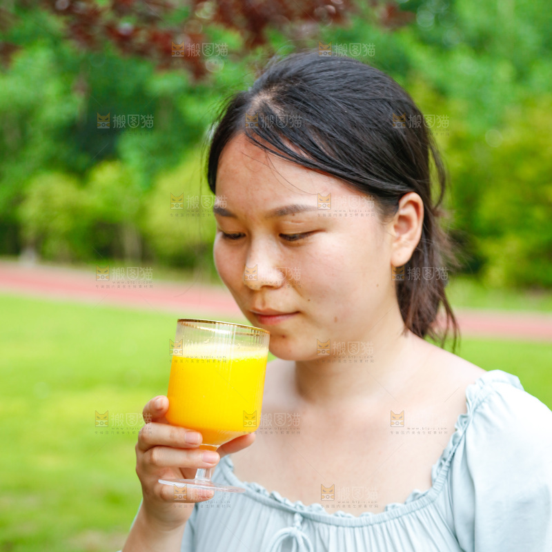 女孩正在喝芒果汁