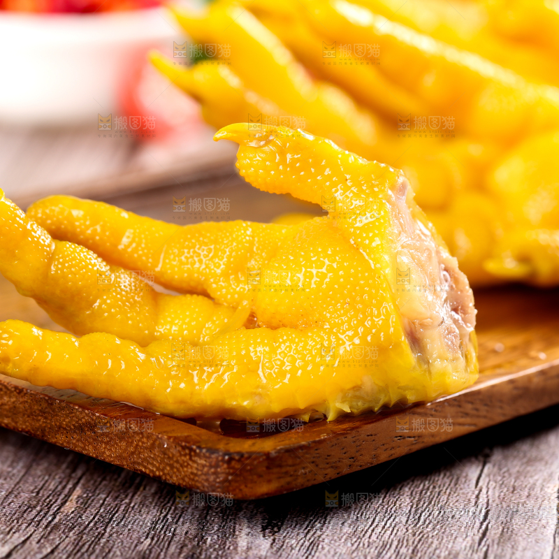 碟子里装着盐焗鸡爪