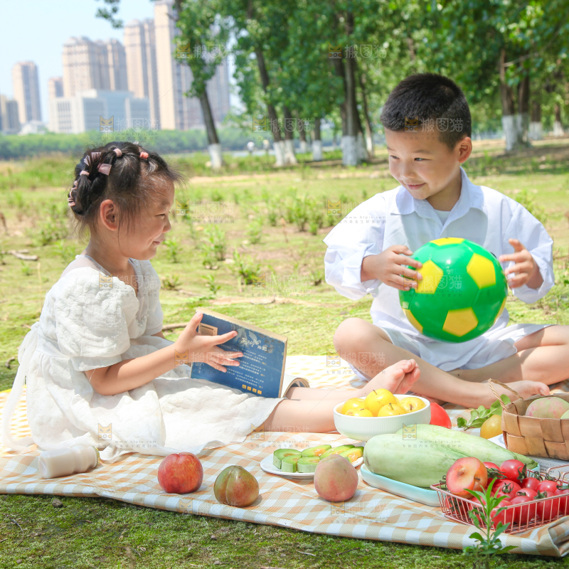 小孩子正在游玩