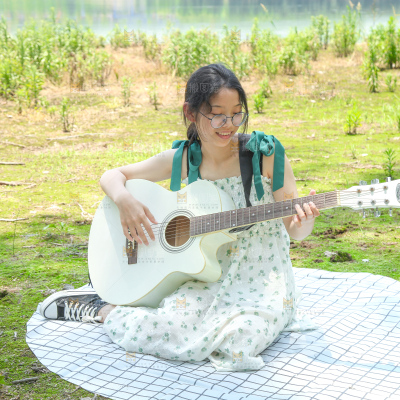 女孩正在弹吉他