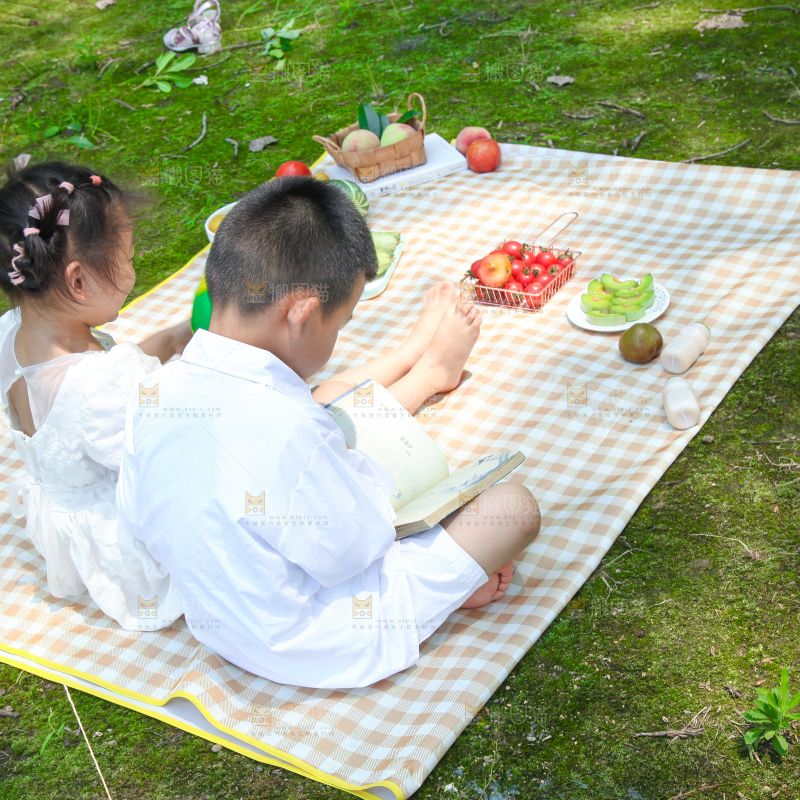 小孩子正在游玩