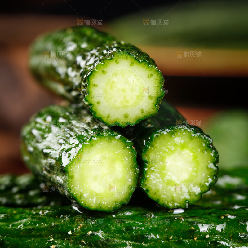 黑底上摆放着黄瓜妞