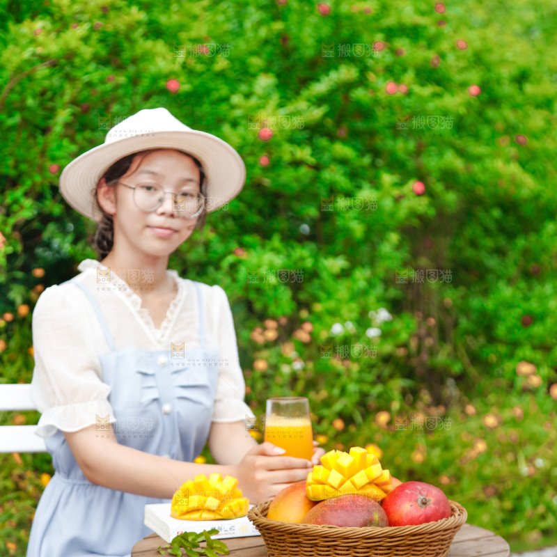 女孩手里拿着一杯果汁