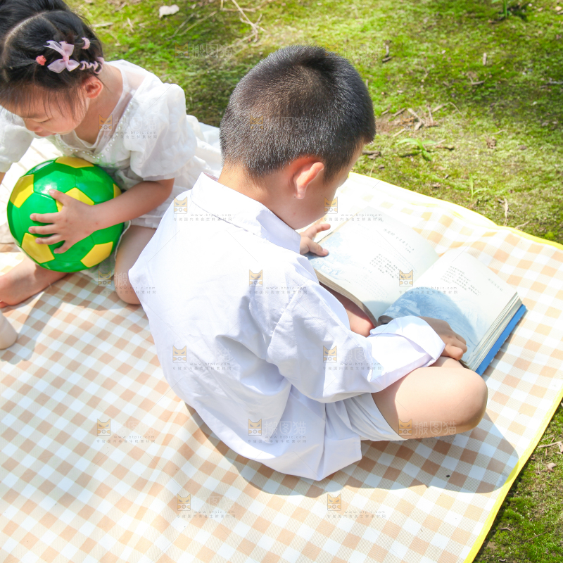 小孩子正在游玩