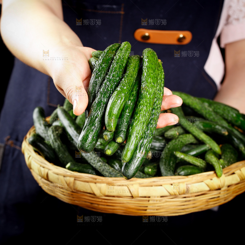 手里端着一篮黄瓜仔