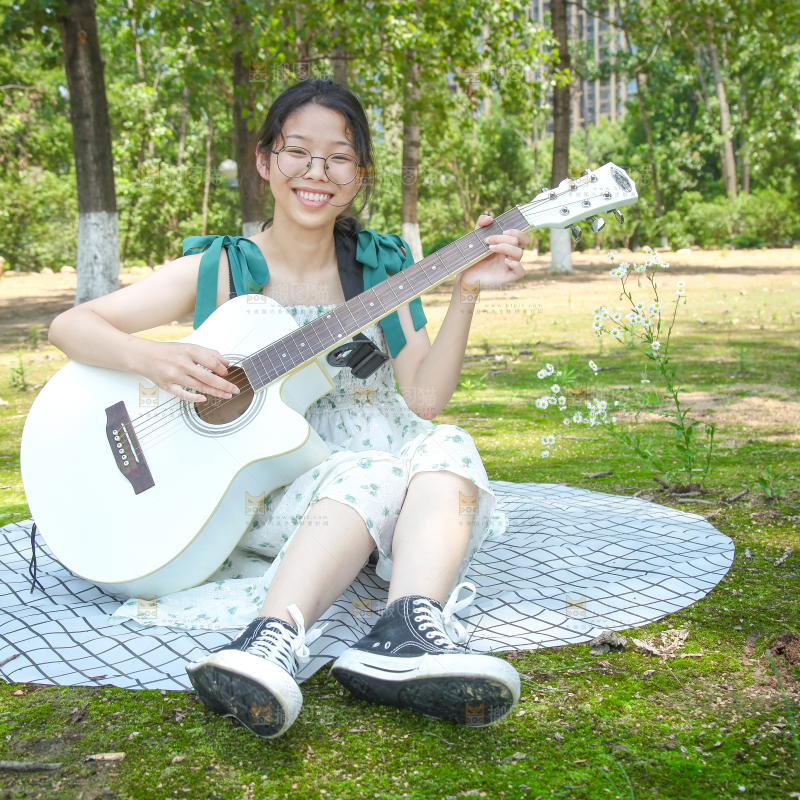 女孩正在弹吉他