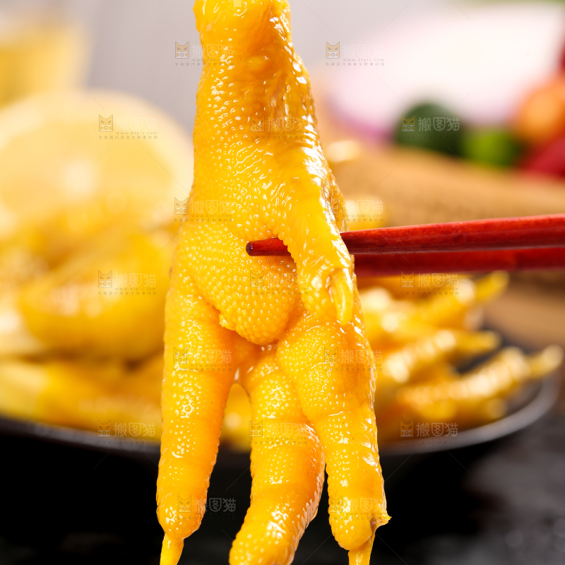 碟子里装着盐焗鸡爪