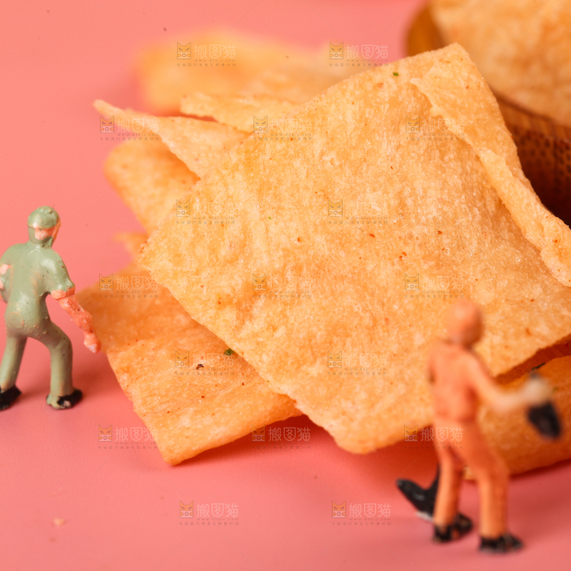 浅底上放着一堆的山药薯片