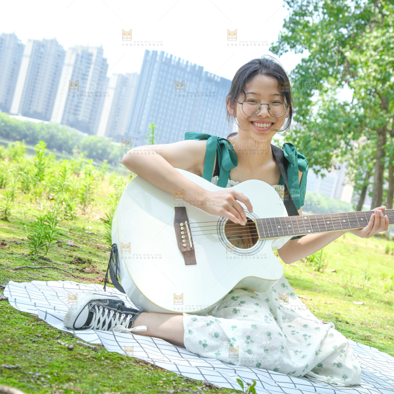 女孩正在弹吉他