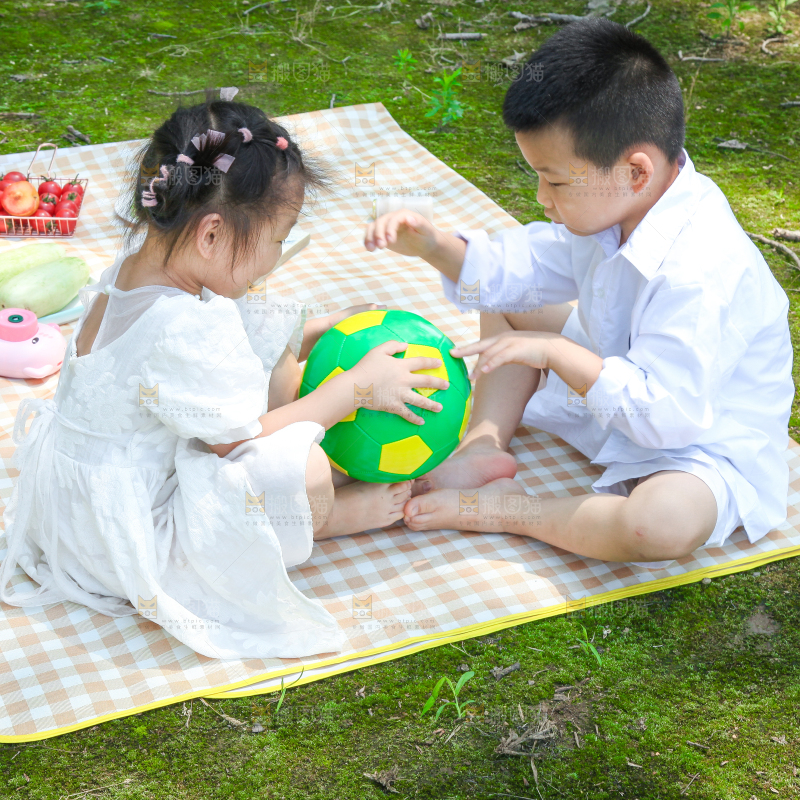 小孩子正在游玩