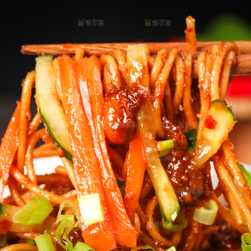 碗里装着肉酱拌面