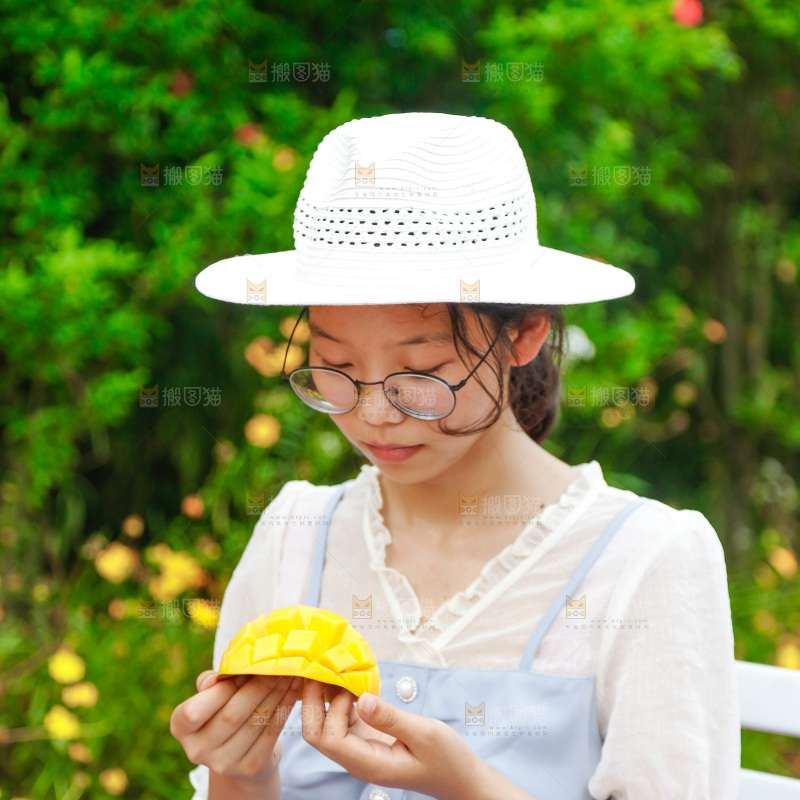 女孩手里拿着水果