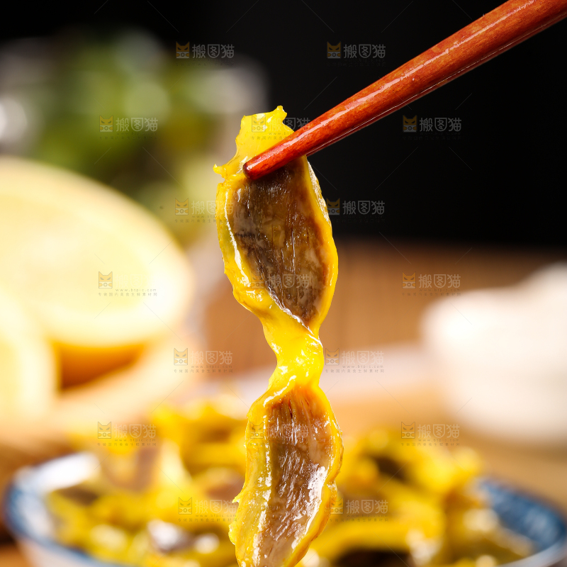 碟子里装着盐焗鸭珍