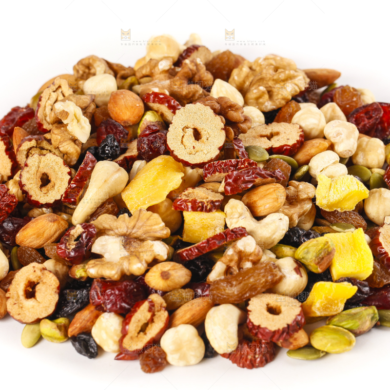 白底上堆放着坚果