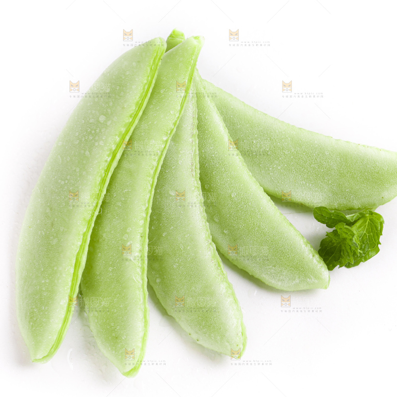 白底上放着扁豆