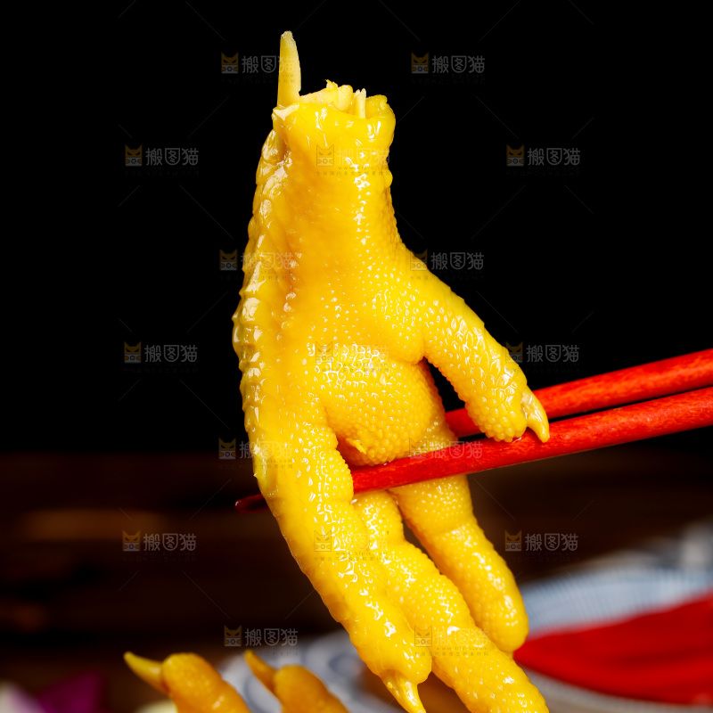 筷子夹着盐焗鸡爪