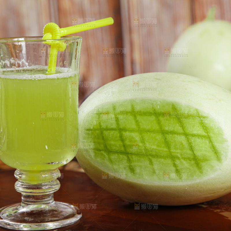 杯子里装着玉菇甜瓜榨的果汁