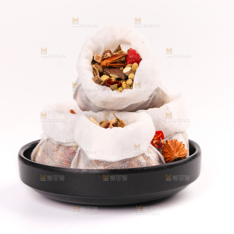 盘子里装着卤料包