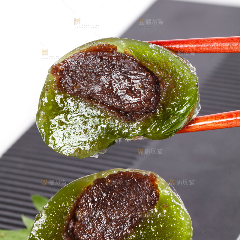 盘子里装着青团