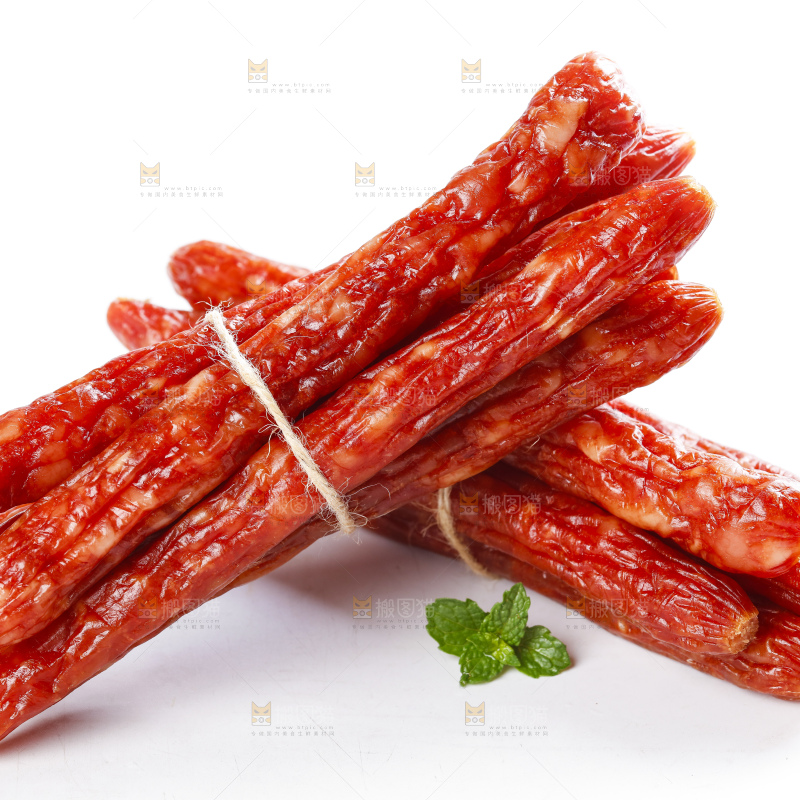 白底上摆放着腊肠