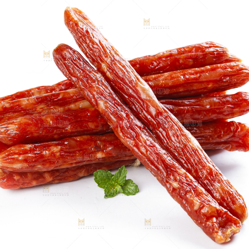 白底上摆放着腊肠