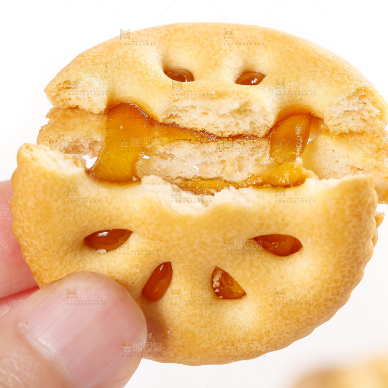 手里拿着夹心饼干