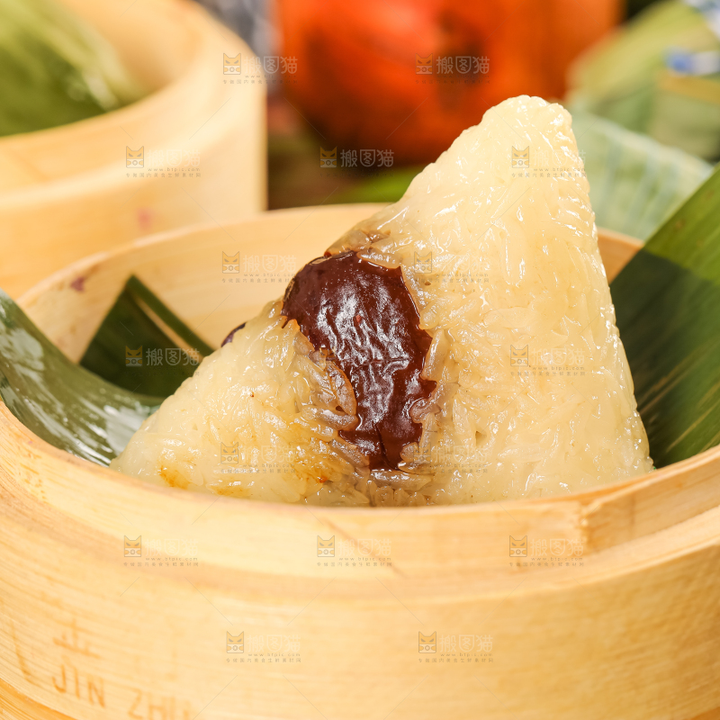 蒸笼里放着蜜枣粽