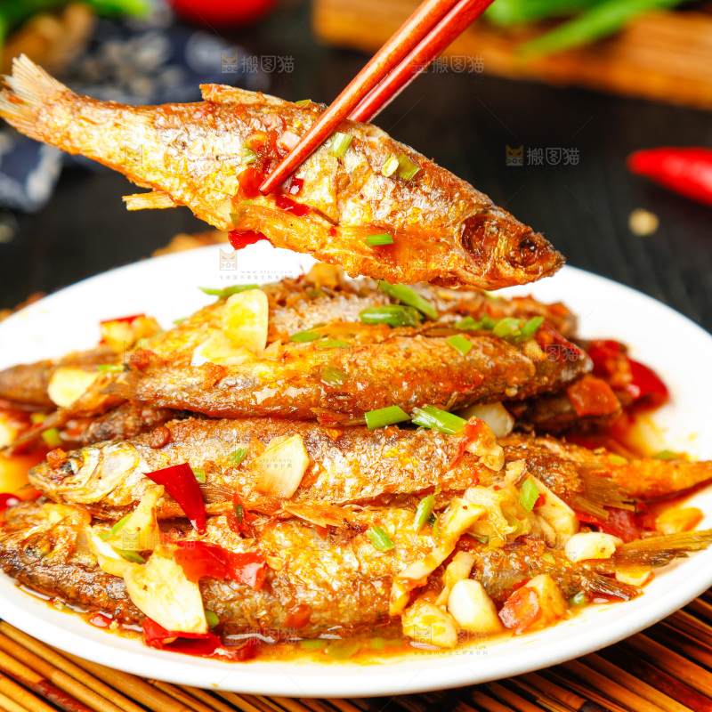 盘子里装着香煎小刁鱼