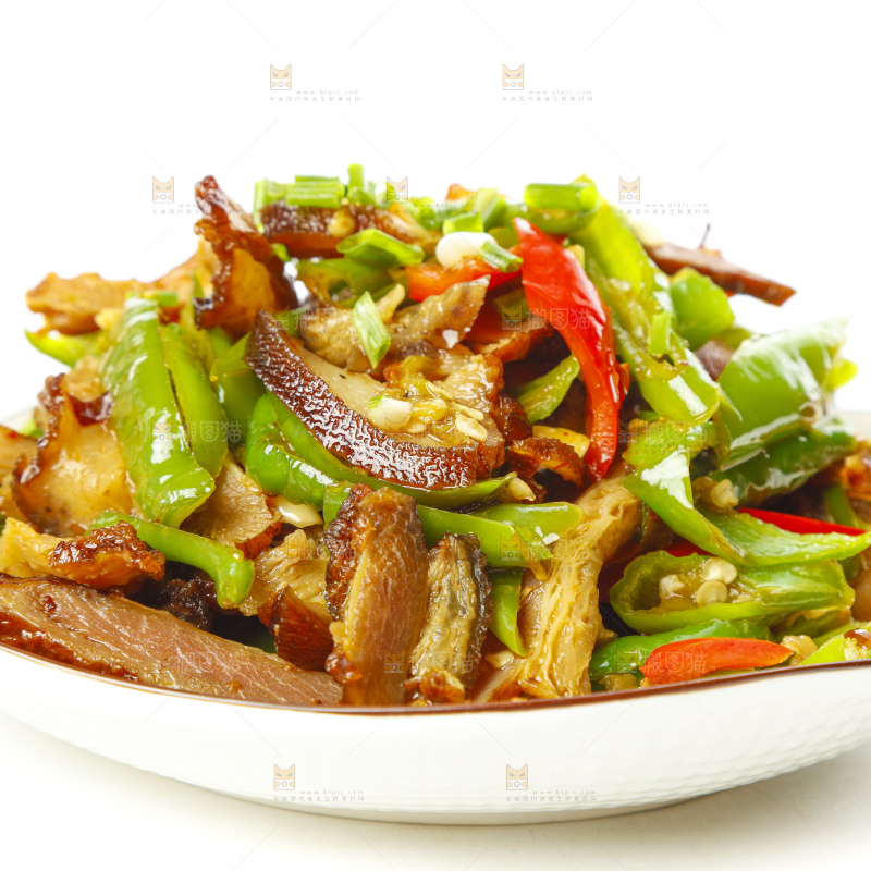 盘子里装着青椒炒肉