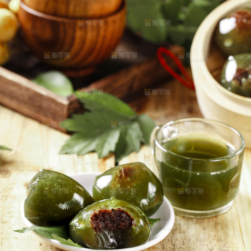 杯子里装着艾草榨的汁