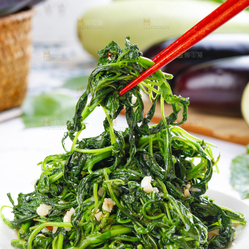 盘子里装着炒苋菜