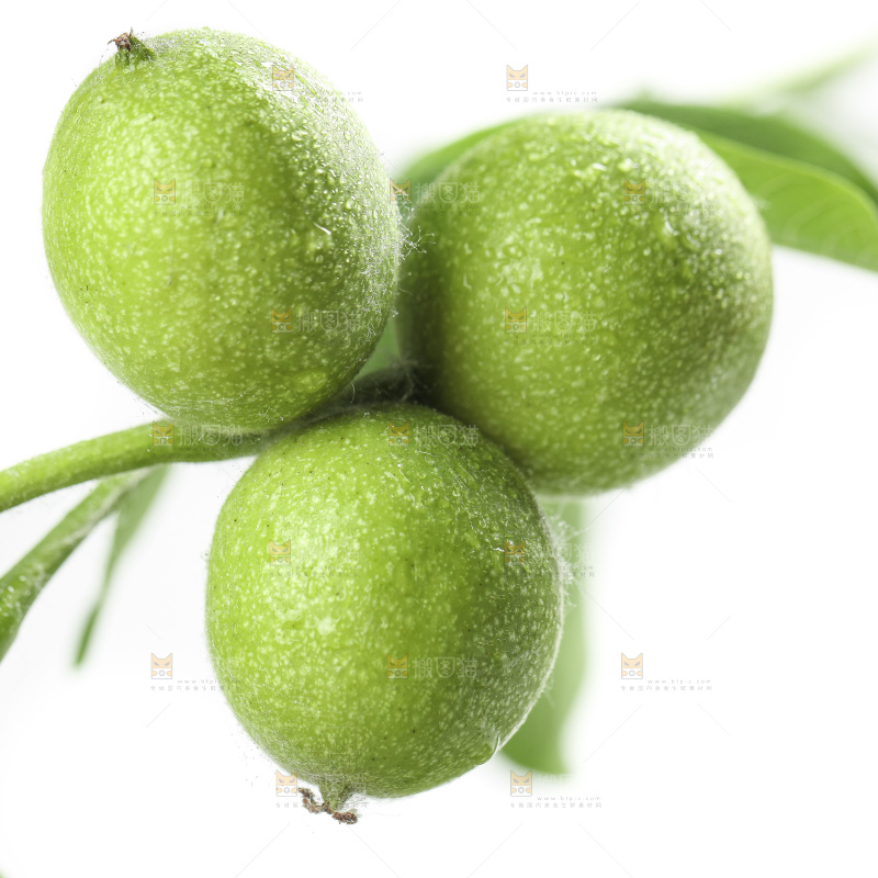 白底上摆放着青核桃