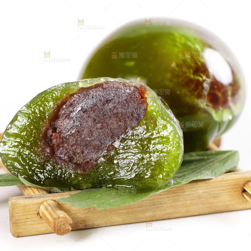 木盒里装着艾草团