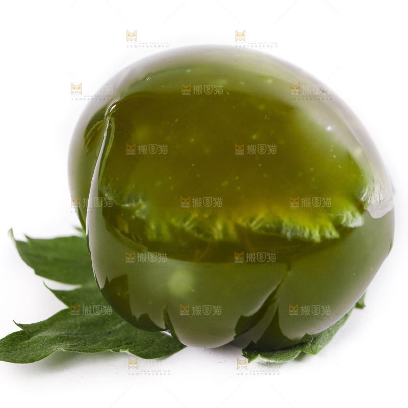 白底上摆放着青团
