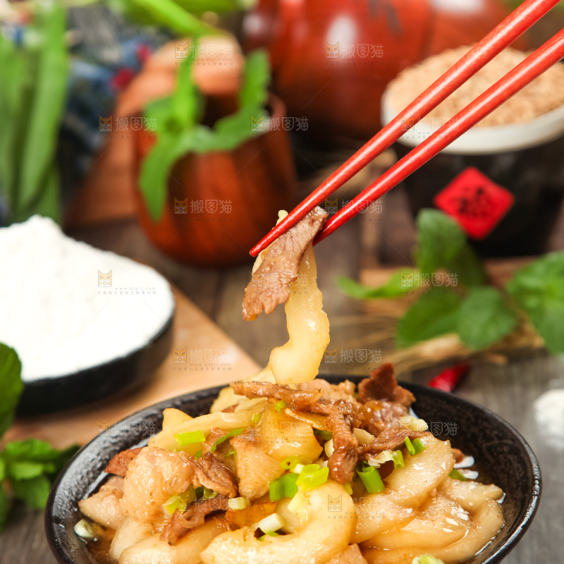 盘里装着老黄瓜煮肉