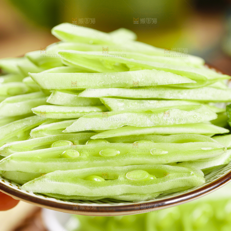 碟子里装着扁豆