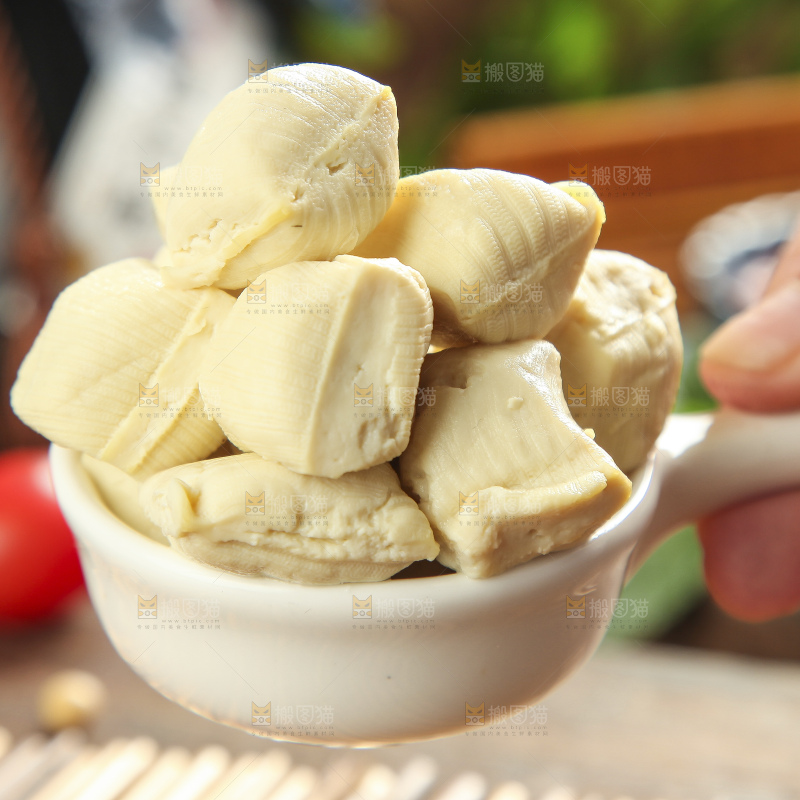碗里装着手工包浆豆腐