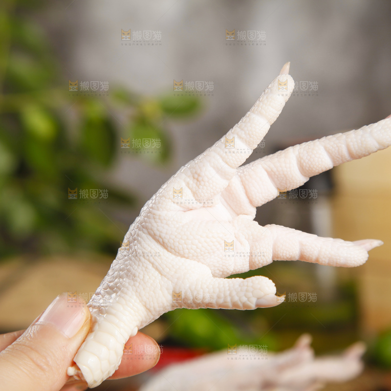 手里拿着凤爪