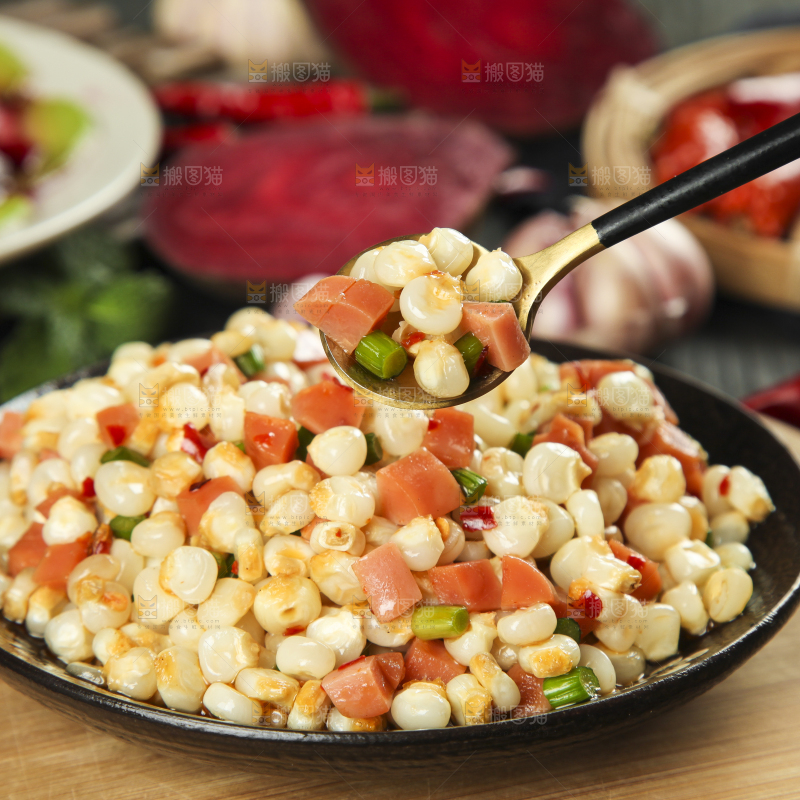 盘子里装着炒玉米粒