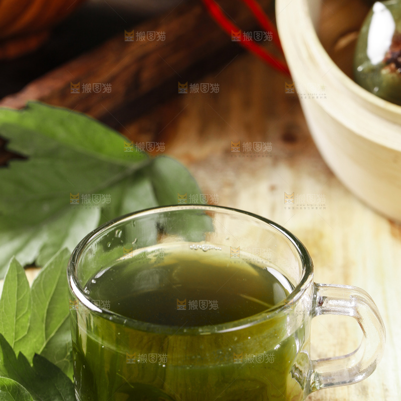 杯子里装着艾草榨的汁