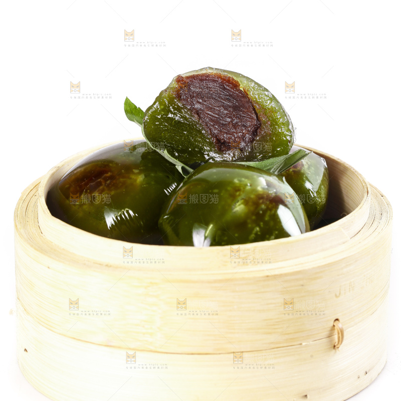 蒸笼里放着艾草青团